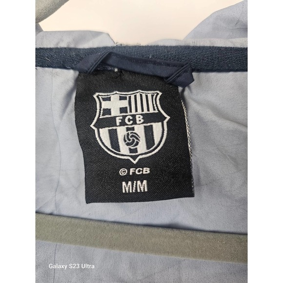 Men's sz M, Windbreaker, FCB, Dual b pockets with hood, excellent condition - Picture 4 of 4